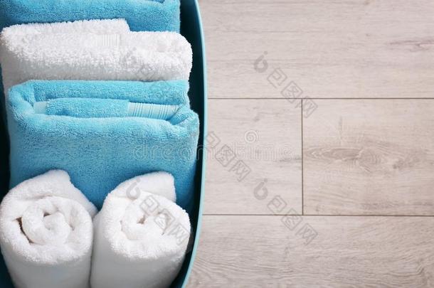 洗衣店篮和干净的毛巾