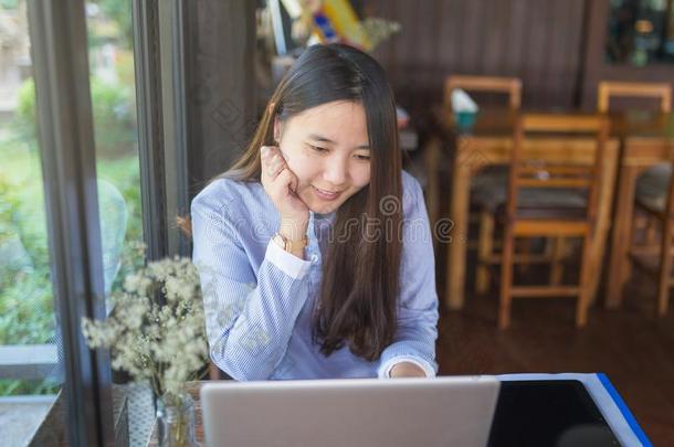 聪明的女人使用便携式电脑和智能<strong>手机</strong>和<strong>科技</strong>