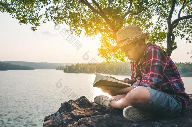人旅行者教育阅读书.