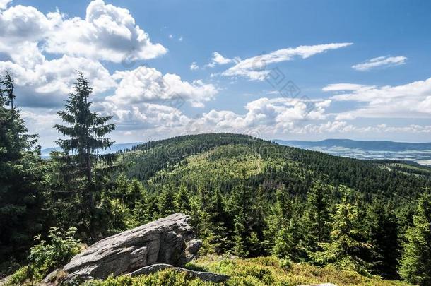 风景关于哦斯内兹尼克山和岩石形成,小山