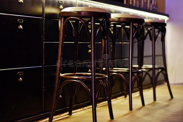 条柜台和高的椅子采用舒适的饭店