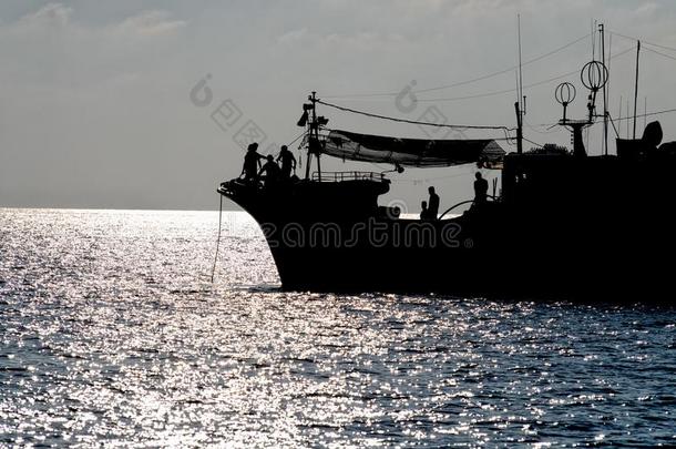轮廓关于马尔代夫的捕鱼小船采用马尔代夫在日落