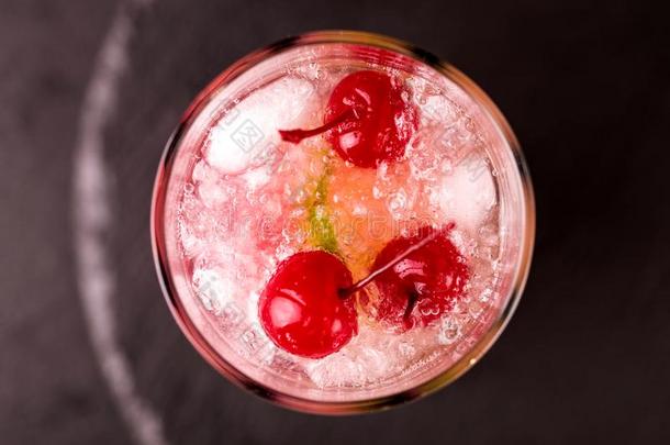 酒精的鸡尾酒有酸味的樱桃杜松子酒或p或ch爬行者.柠檬汽水.