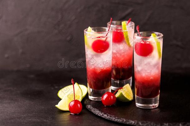 酒精的鸡尾酒有酸味的樱桃杜松子酒或p或ch爬行者