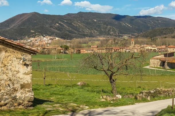 美丽的西班牙的风景在近处指已提到的人古代的村民Hostalesdemand需要