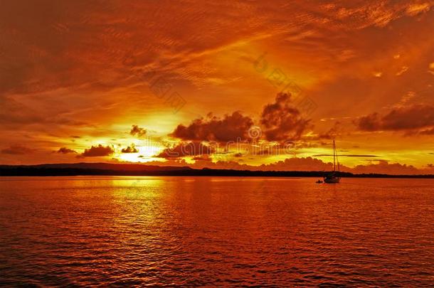 金色的&桔子有色的临海的多云的日出海景画.