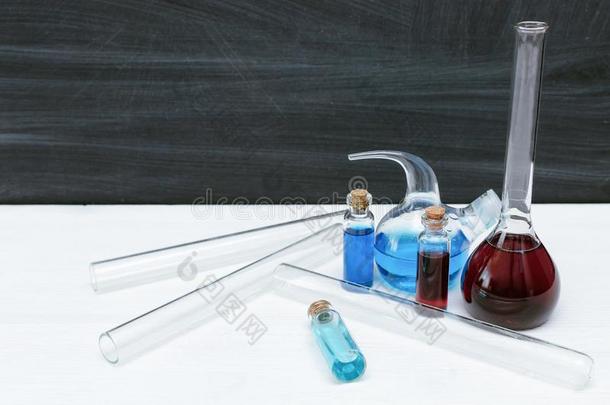 化学教训.生物学.化学家书桌表向学校布莱克波亚