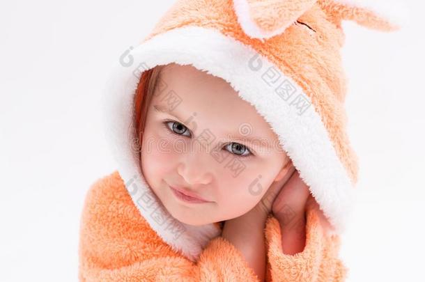 害羞的小的兔子女孩采用桃色的礼服