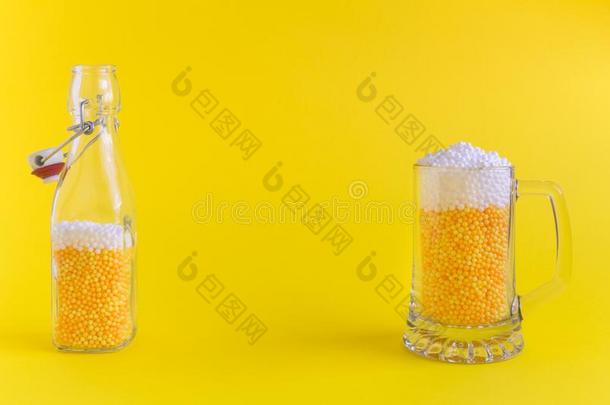 瓶子和马克杯满的关于黄色的和白色的起泡沫杂乱采用形状关于是