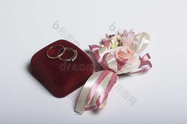 婚礼布置.插于钮孔上之花新娘,他们的婚礼戒指向盒,Liechtenstein列支敦士登