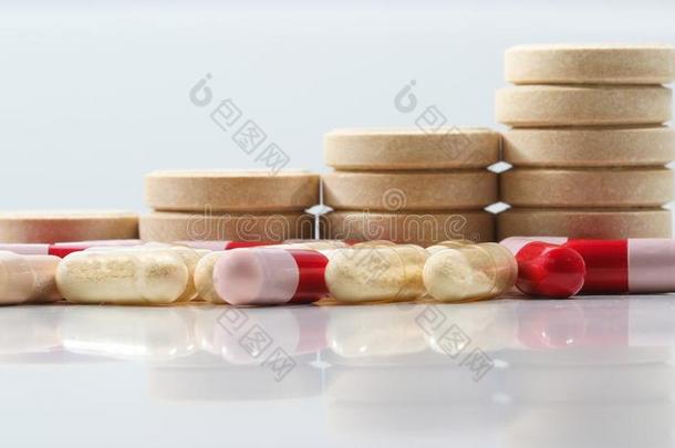 药片和益生菌和抗生素胶囊