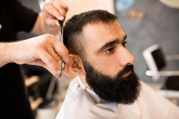 理发师采用理发师商店将切<strong>开头</strong>发和剪刀和梳子