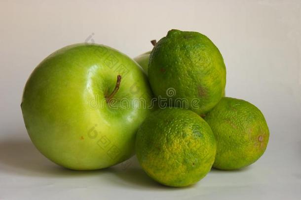 绿色的苹果和酸橙和高的颜色对比
