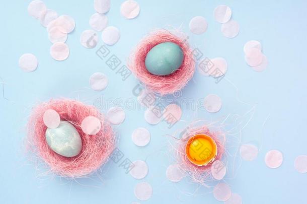 蛋黄关于破碎的鸡蛋采用鸡蛋shell和两个蓝色鸡蛋s装饰和
