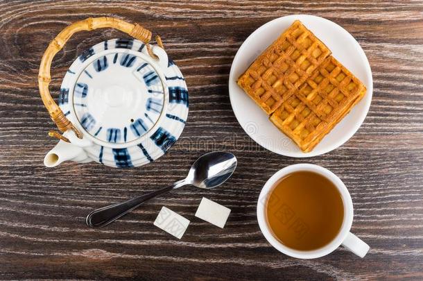 蛋奶烘饼采用茶杯托,茶壶,食糖,勺和杯子关于茶水