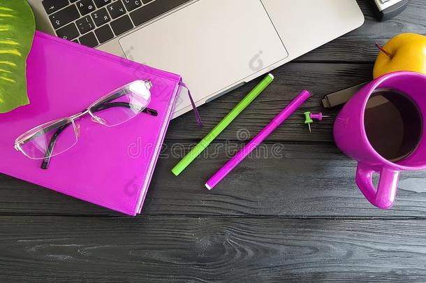 便携式<strong>电脑桌面</strong>设计师顶看法笔记簿粉红色的