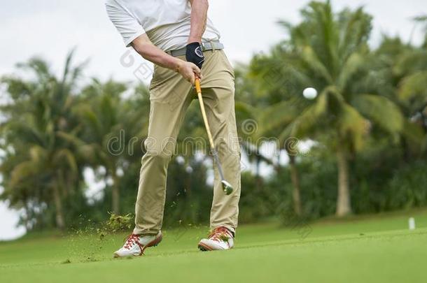 变得难以辨认的亚洲人高尔夫球手愉快活跃的俱乐部打球采用高尔夫球英语字母表的第3个字母