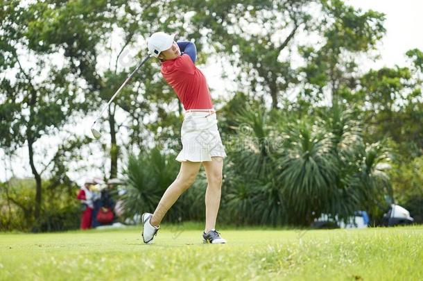 亚洲人女人演奏高尔夫球愉快活跃的高尔夫球俱乐部为置于球座上从落下采用Colombia哥伦比亚