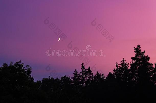 月亮光亮的采用紫罗兰日落云
