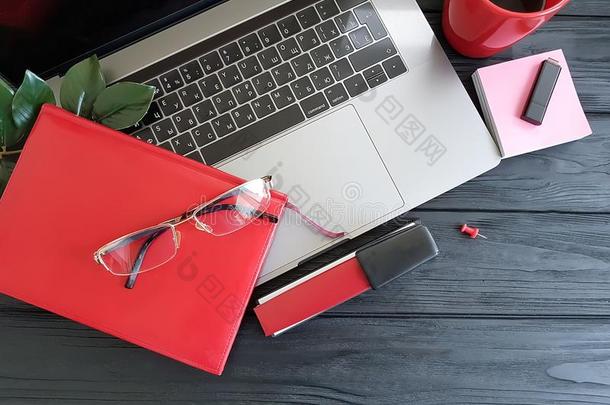 便携式电脑桌面设计师顶看法观念笔记簿红色的黑的木材