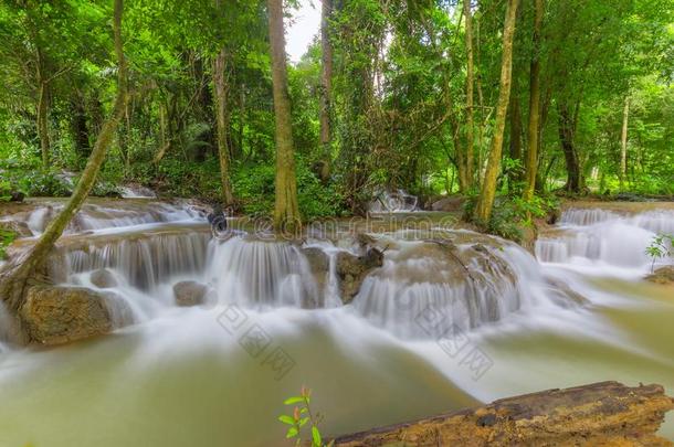 美丽的克鲁昂克劳维亚瀑布采用北碧,泰国