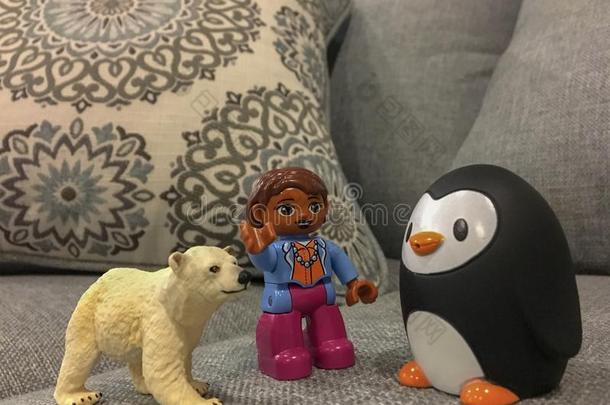 玩具商业女人,极地的熊,和企鹅