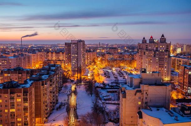 沃罗涅什城市风光照片.空气的夜看法向现代的住宅的地区