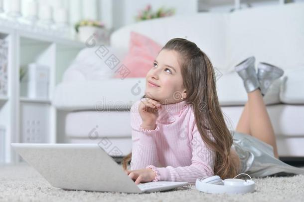 美丽的青少年女孩使用便携式电脑