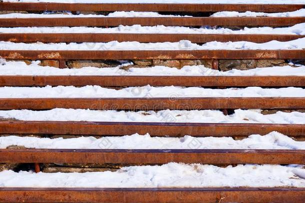 金属楼梯大量的和雪.抽象的背景.