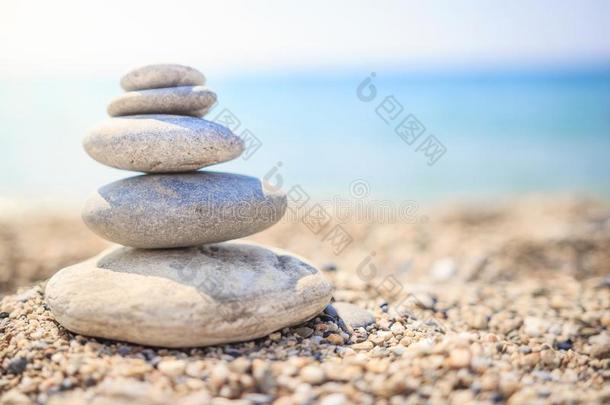 石头是有衬里的和金字塔向海滩.鹅卵石.石头金字塔