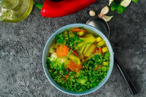 健康的春季蔬菜饮食的素食者汤,灰色黑暗的集中起来的