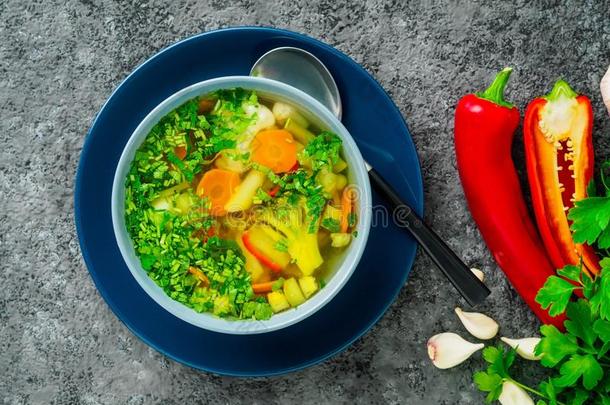 健康的春季蔬菜饮食的素食者汤,灰色黑暗的集中起来的