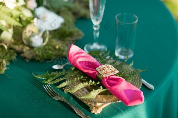 粉红色的餐巾和一p一tterned夹子.t一ble镶嵌.婚礼布置