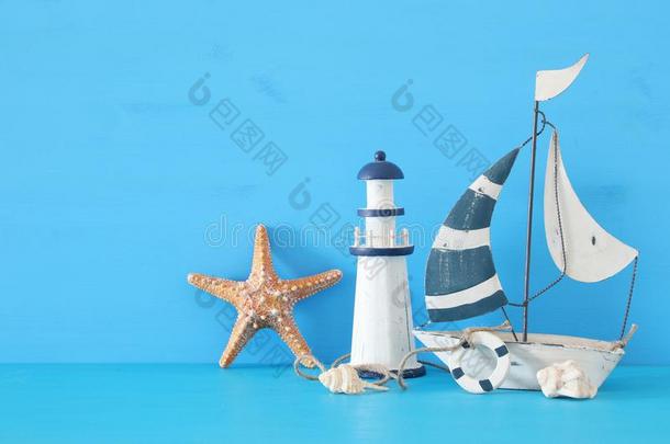 海上的观念和白色的装饰的航行小船,灯塔,SaoTomePrincipe圣多美和普林西比