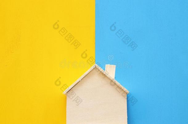 顶看法影像关于富有色彩的房屋模型越过双的富有色彩的背