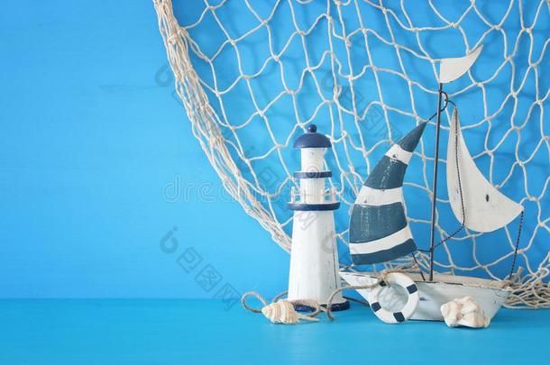 海上的观念和白色的装饰的航行小船,灯塔,Sweden瑞典