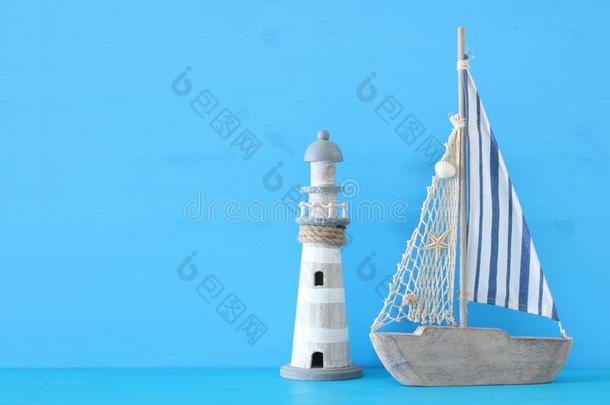 海上的观念和白色的装饰的航行小船和灯塔