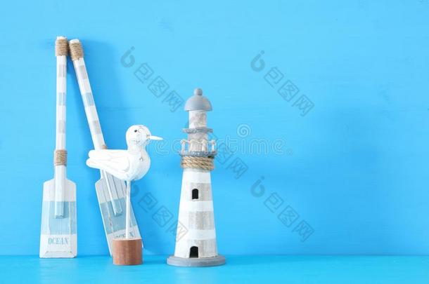 海上的观念和白色的装饰的海鸥鸟,灯塔