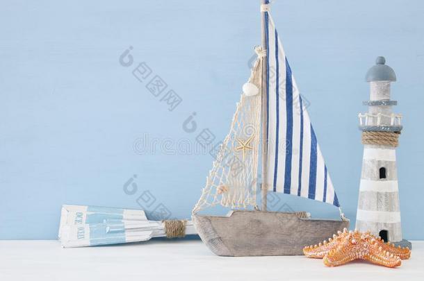 海上的观念和白色的装饰的灯塔,木制的桨一