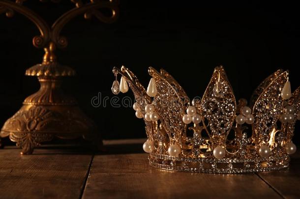 低的钥匙影像关于美丽的女王/国王王冠.幻想中古的Peru秘鲁