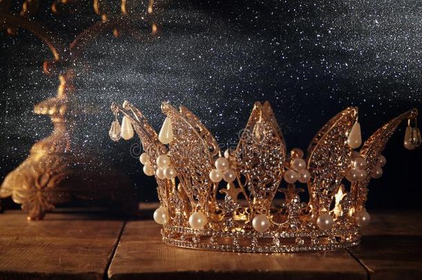 低的钥匙影像关于美丽的女王/国王王冠.幻想中古的Peru秘鲁
