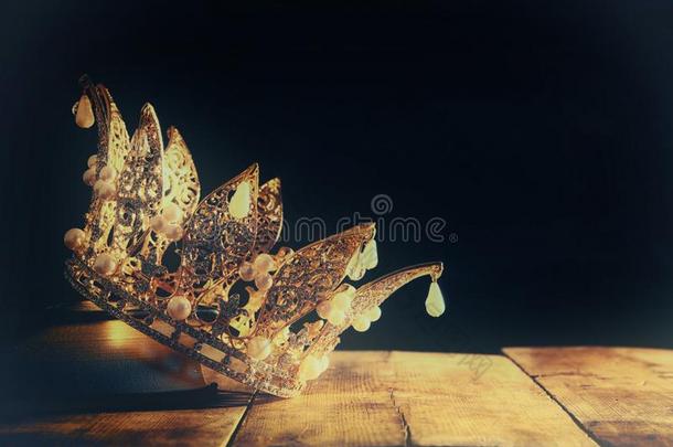 低的钥匙影像关于美丽的女王/国王王冠向老的书.幻想