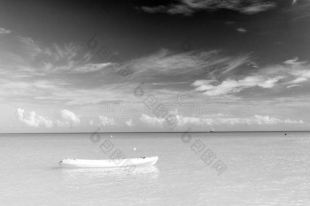 黄色的小船向绿松石海水采用SaoTomePrincipe圣多美和普林西比约翰斯,安提瓜岛