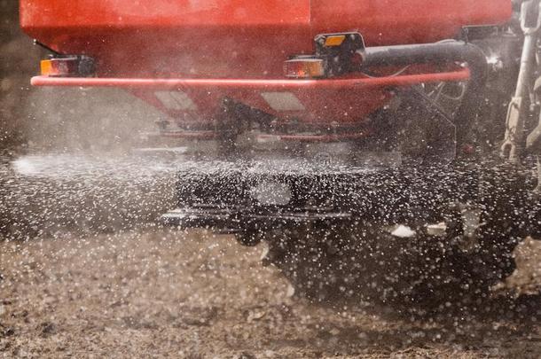 拖拉机喷雾<strong>杀虫</strong>剂向小麦田和喷出水沫者在共享保护环