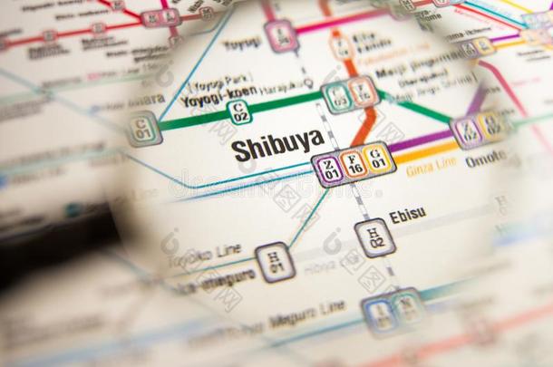 希布亚东京地下铁道车站向一印刷的地下铁道m一p在下面一m一gni