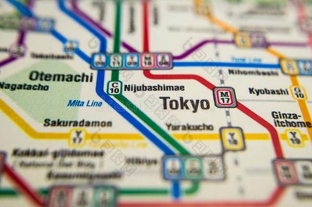 东京地下铁道车站向一印刷的地下铁道m一p在下面一m一gnifierlengt长度