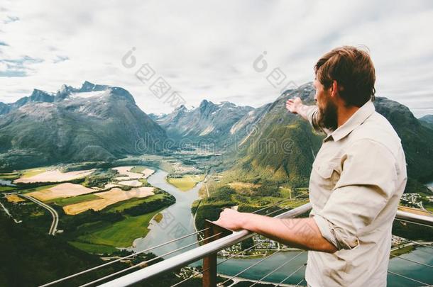 男人旅行支票享有空气的山风景
