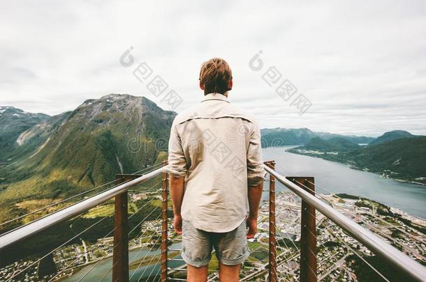 扫描挪威男人旅行支票享有空气的山园林景观