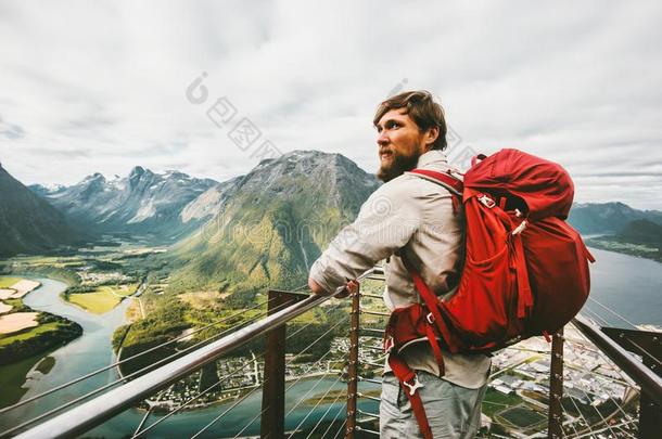 旅行者男人观光空气的山冒险活动旅行
