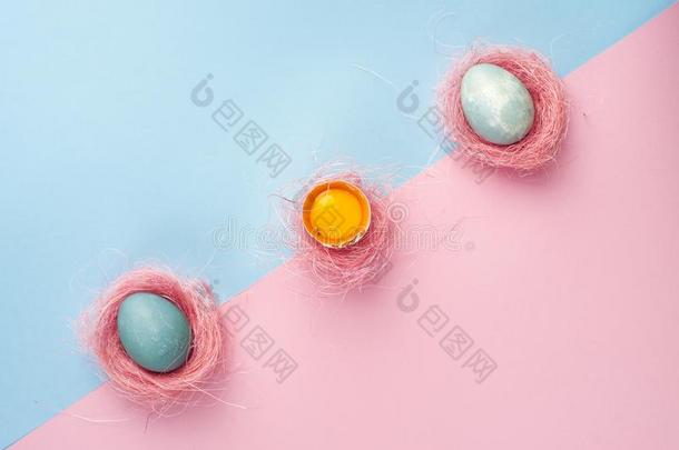 蛋黄关于破碎的鸡蛋采用鸡蛋shell和两个蓝色鸡蛋s装饰和
